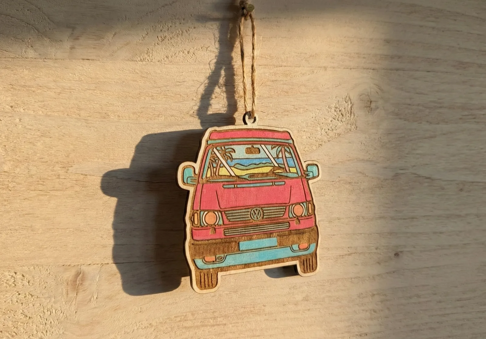 Colgador de retrovisor Volkswagen T4 – Madera grabada y pintada a mano