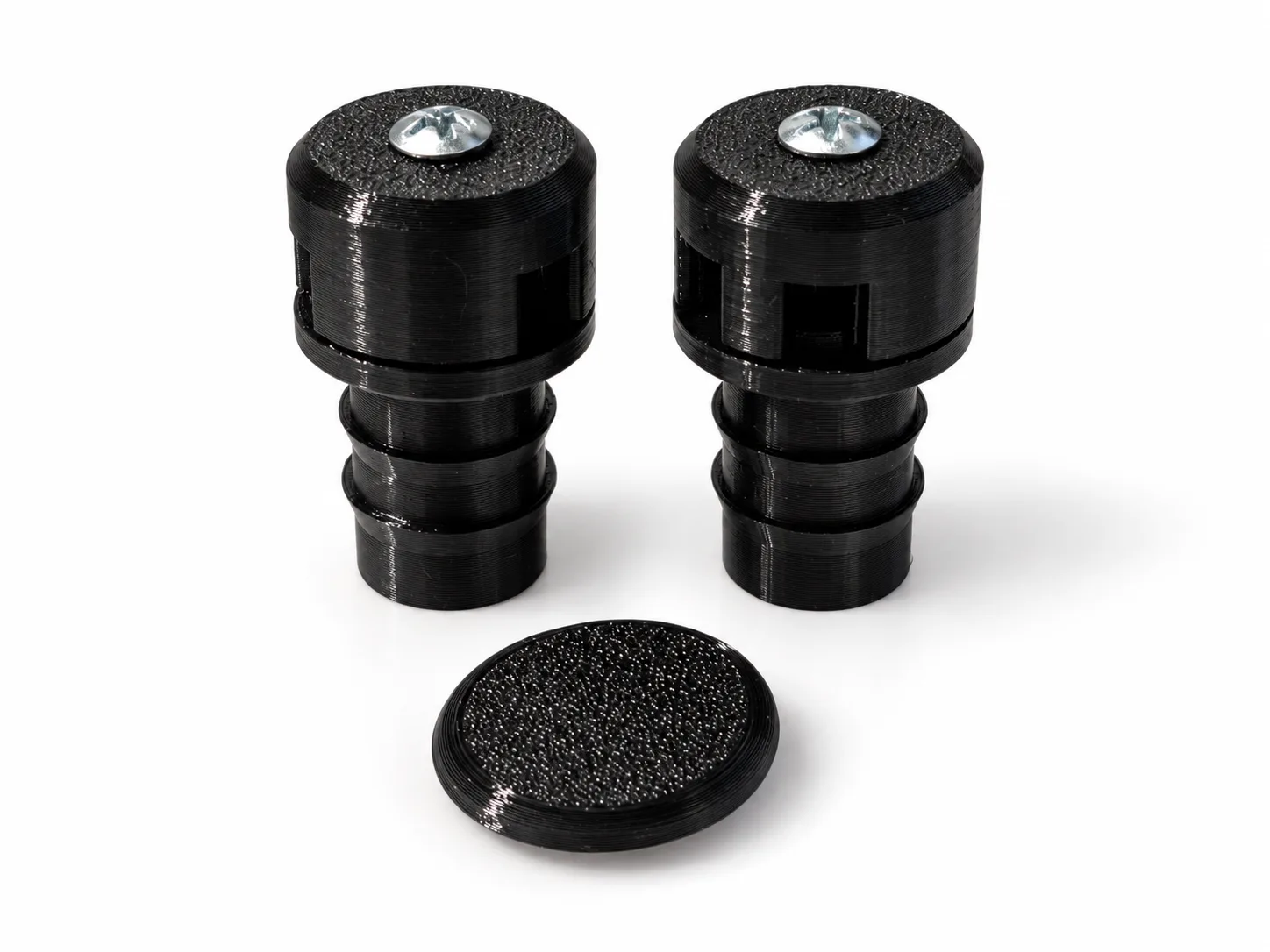Dos desagües negros de PETG con tornillos y un tapón de TPU para el vierteaguas de la VW T4