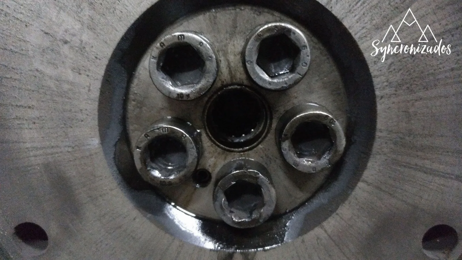 Muescas tornillos volante motor
