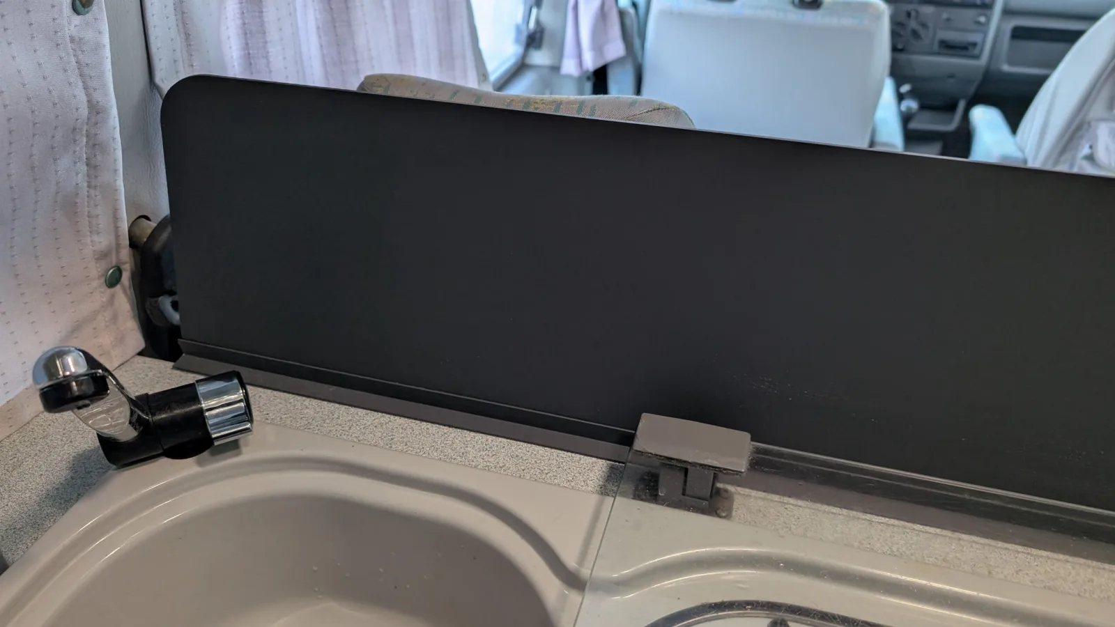 Panel separador de cocina – réplica en acero